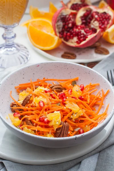 Salada Vegetariana Crua Saudável Com Cenoura Sementes Romã Laranjas Sementes — Fotografia de Stock