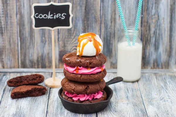 Chocolade Sandwichkoekjes Met Roze Boterroom Ijsschep Met Karamelsaus Zwarte Ijzeren — Stockfoto