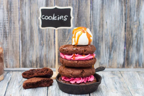 Chocolade Sandwichkoekjes Met Roze Boterroom Ijsschep Met Karamelsaus Zwarte Ijzeren — Stockfoto