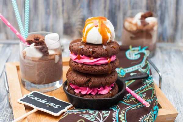 Chocolade Sandwichkoekjes Met Roze Boterroom Ijsschep Met Karamelsaus Zwarte Ijzeren — Stockfoto