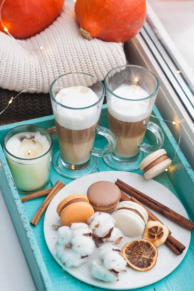 Turquoise Breakfast Tray Two Cups Latte Macchiato Macarons Cotton Flowers — Stock Photo, Image