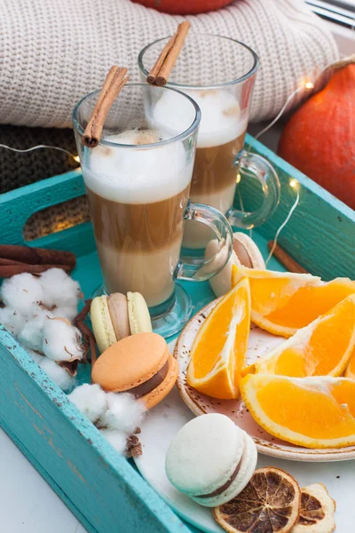 Két Csésze Latte Macchiato Türkiz Tálcán Tányér Reszelt Naranccsal Makarónival — Stock Fotó