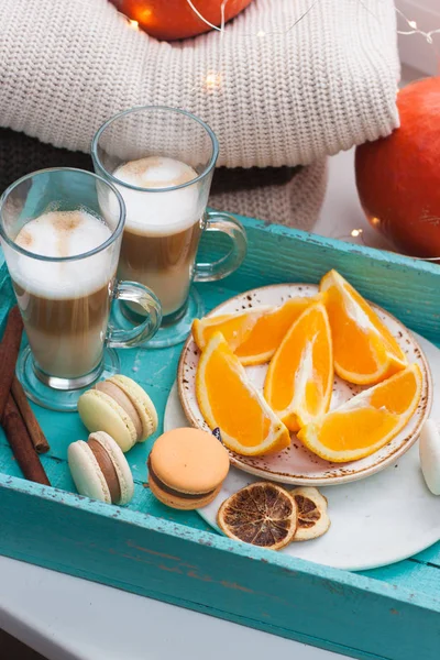 Twee Kopjes Latte Macchiato Turquoise Dienblad Bord Met Geraspte Sinaasappels — Stockfoto