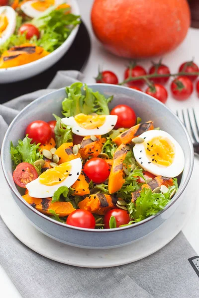 Detox Groentesalade Met Gegrilde Pompoen Kerstomaten Gekookte Eieren Zaden Sla — Stockfoto