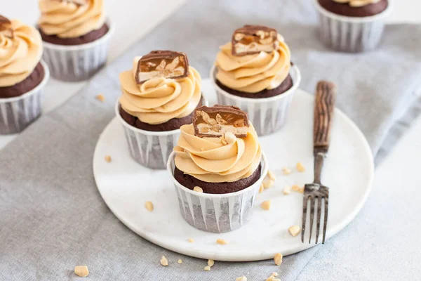 Pindakaas Cupcakes Met Chocolade Hapjes Gehakte Noten Grijs Linnen Tafelkleed — Stockfoto