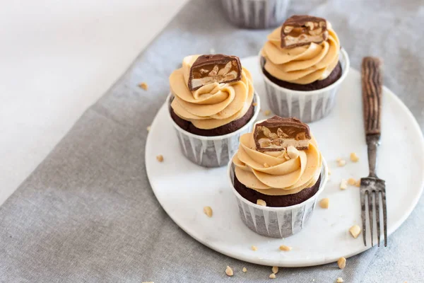 Pindakaas Cupcakes Met Chocolade Hapjes Gehakte Noten Grijs Linnen Tafelkleed — Stockfoto