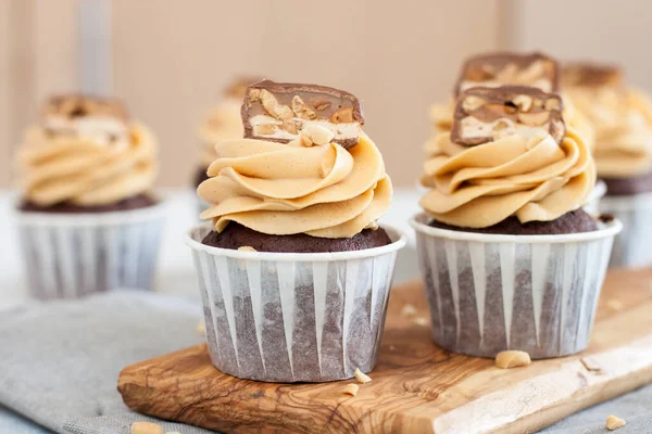 Pindakaas Cupcakes Met Chocolade Hapjes Gehakte Noten Grijs Linnen Tafelkleed — Stockfoto
