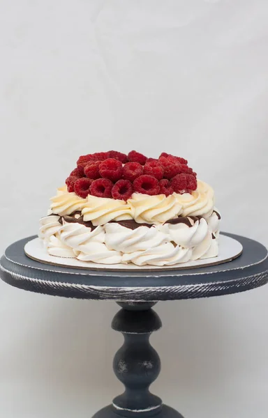 Tort Meringue Pavlova Zmeură Proaspătă Coaptă Ciocolată Frișcă Brutăria Gri — Fotografie, imagine de stoc