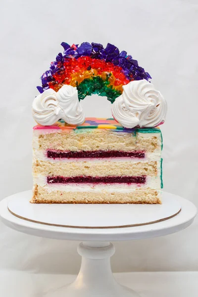 생일맛있는 바닐라 케이크에 딸기를 카라멜 무지개 장식을 — 스톡 사진