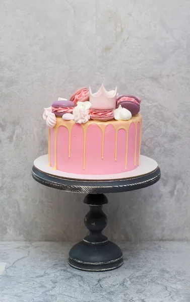 День Народження Рожевий Торт Маленької Дівчинки Помадкою Короною Розтопленим Білим — стокове фото