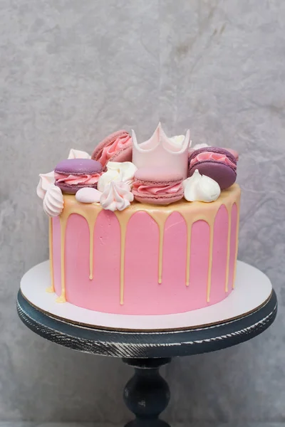 Bolo Aniversário Rosa Para Uma Menina Com Coroa Fondant Chocolate — Fotografia de Stock