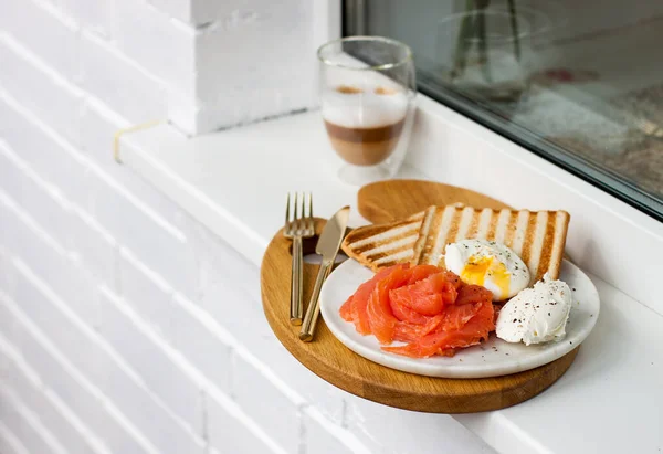 Frühstück Mit Toasts Räucherlachs Pochiertem Und Einer Tasse Kaffee Vor — Stockfoto