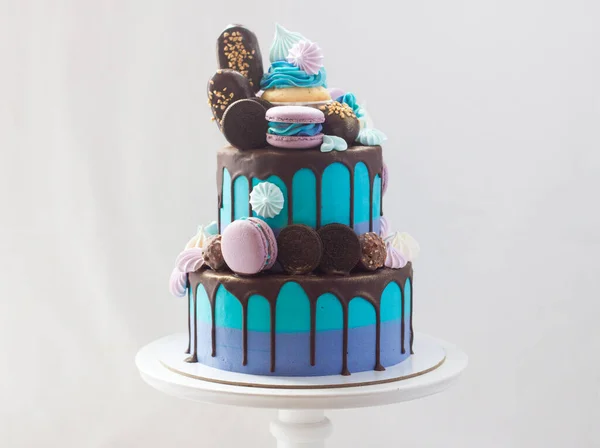 Nivåindelad Blå Kaka Dekorerad Med Mörk Choklad Cupcake Kakor Makaroner — Stockfoto