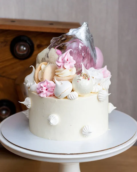 Elegante Pastel Blanco Con Isomalt Chocolate Macarrones Pasteles Pops Merengues — Foto de Stock