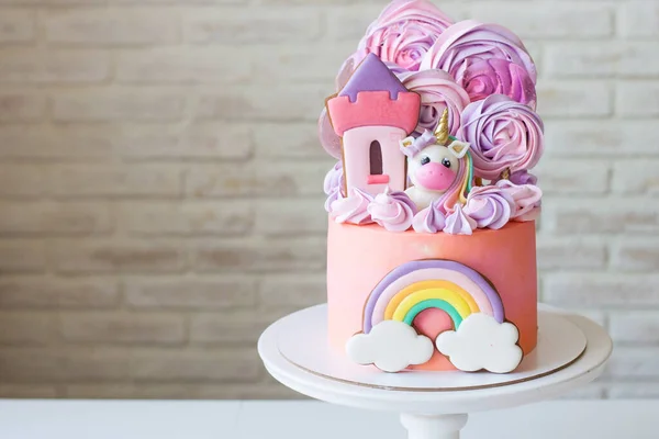 Lindo Pastel Cumpleaños Rosa Para Una Niña Pequeña Con Unicornio Fotos de stock
