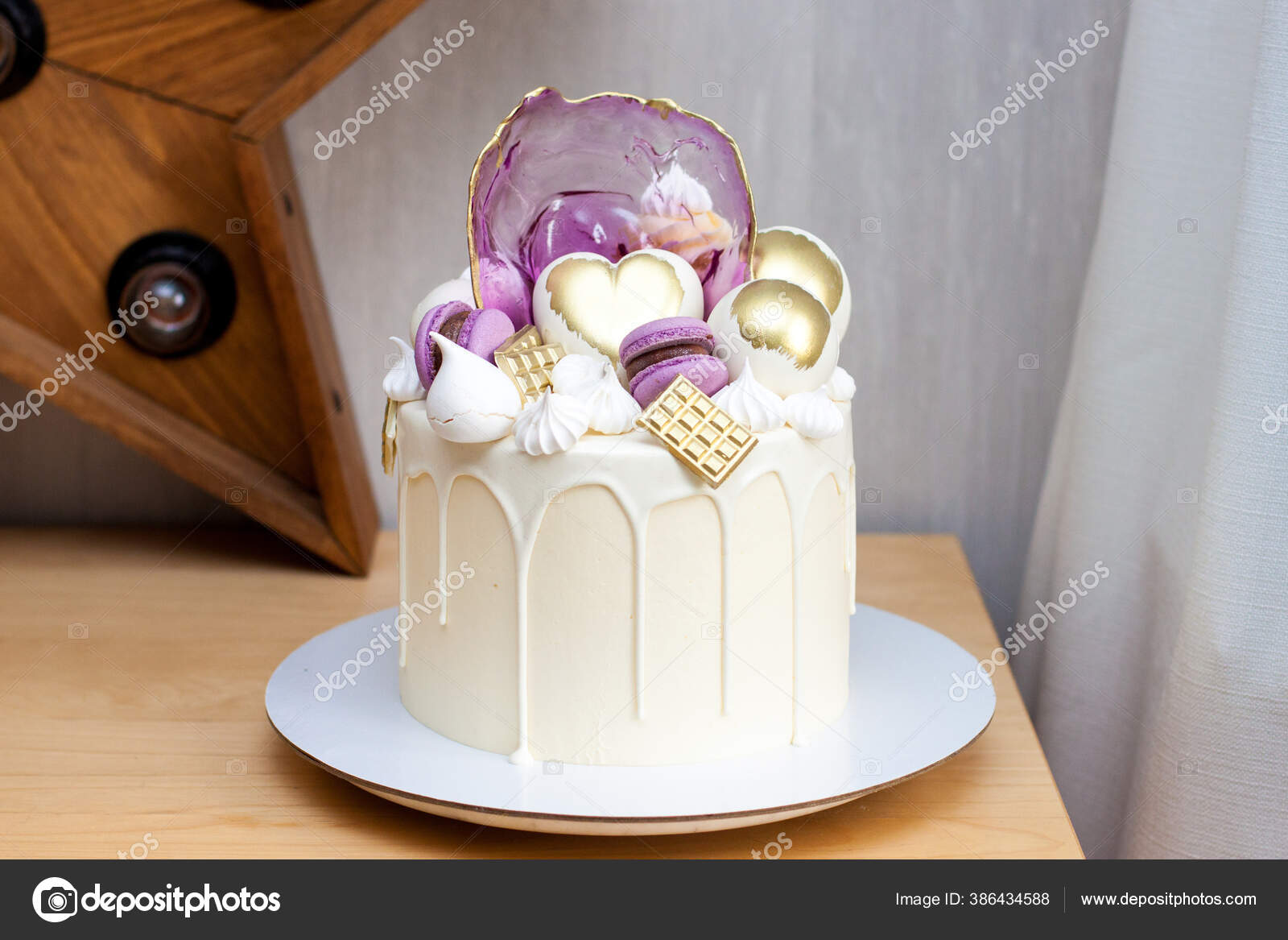 Foto de Bolo Rosa Moderno Com Rosas Frescas E Macaroons Conceito