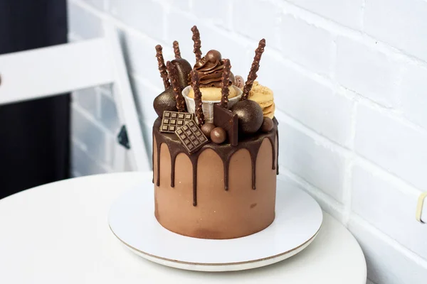 Elegante Chocolade Verjaardagstaart Met Gesmolten Pure Chocolade Cupcake Cake Pops — Stockfoto