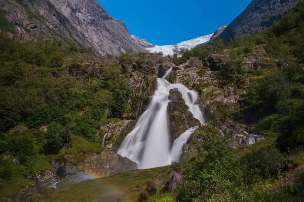 Kleivafossen vízesés a Jostedalsbreen Nemzeti Parkban, Sogn og Fjordane, Norvégia. Hosszú lövés. 2019. július — Stock Fotó