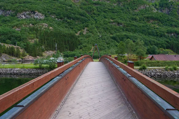 Norveç, Gudvangen 'de bir köprü manzarası. Temmuz 2019 — Stok fotoğraf