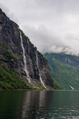 Geiranger, Norveç 'teki Yedi Kız Kardeş şelalesi. Temmuz 2019