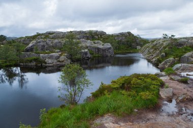 Norveç 'teki Lysefjord' daki Preachers Kürsü Kayası 'na giden dağlar doğa ve seyahat arka planı. Tjodnane Gölü, Temmuz 2019