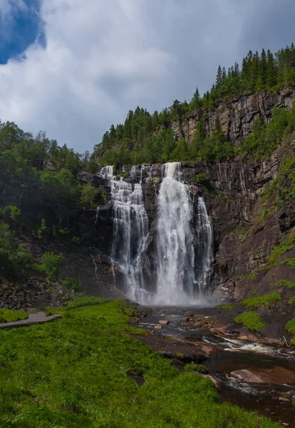 Frontal utsikt över Skjervsfossen på sommaren, sett från basen. Norge. Juli 2019 — Stockfoto