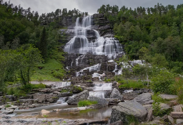 De waterval van Tvindefossen in Noorwegen fotografeerde bij lange blootstelling tijdens de schemering. juli, 2019 — Stockfoto