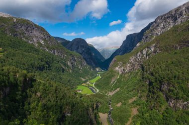 Naeroydalen Vadisi ve Stalheim Tepeleri, Voss Norveç 'in güzel manzarası. Temmuz 2019