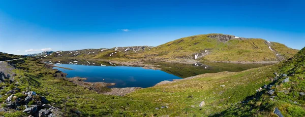 Skjelingavatnet Gölü 'nün panoramik manzarası, Vik i Sogn, Norveç. Temmuz 2019 — Stok fotoğraf