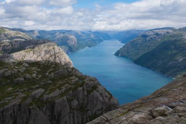 Önceki büyük uçurum Norveç, Lysefjorden yaz sabahı manzarası. Güzel doğal tatil yürüyüşü doğa gezisi konsepti. Temmuz 2019