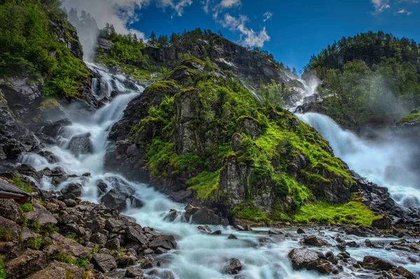 Latefossen Latefoss tvillingvattenfall - ett av de största vattenfallen i Norge, nära Odda. Hdr image, juli 2019 — Stockfoto