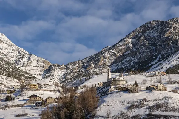 Imagem panorâmica de inverno do alto Valtellina, entre os Alpes centrais italianos, aldeia de valdidentro, sondrio, itália — Fotografia de Stock