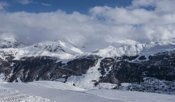 Alpské lyžařské středisko a sjezdovky v zimě, Livigno, Itálie — Stock fotografie