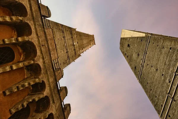 Bologna, İtalya: İtalya 'nın Eski Bologna kentindeki Bologna Le due Torri Tower Asinelli ve Tower Garisenda' nın iki kulesinin manzarası — Stok fotoğraf