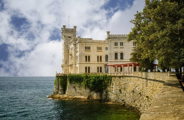 Vista mar de Castello Miramare, Trieste, Itália . — Fotografia de Stock