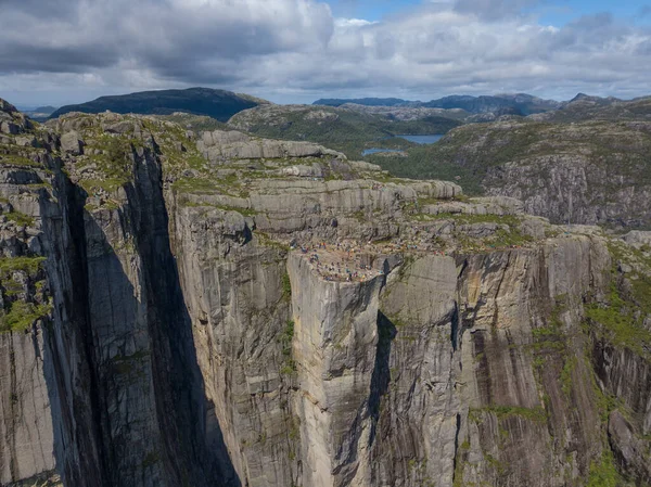 Preikestulen norwegen. Die Menschen genießen die Aussicht vom Berg aus. Juli 2019. Luftaufnahme von der Drohne — Stockfoto