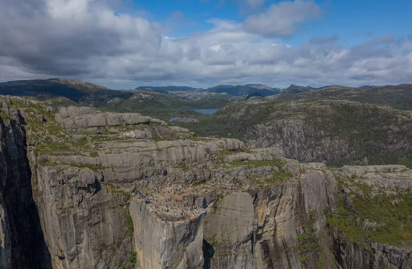 Preikestulen Noruega. As pessoas apreciam a vista da montanha. Julho de 2019. Tiro aéreo de drone — Fotografia de Stock