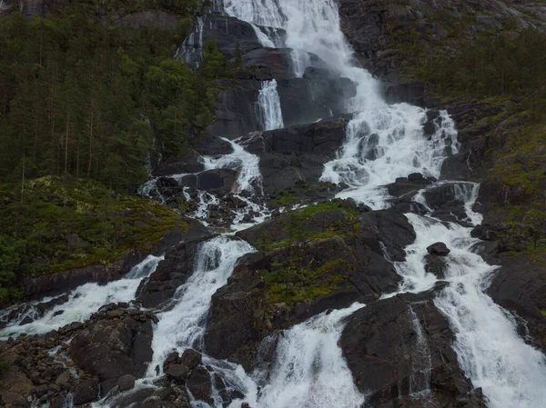 Sommar Langfossen vattenfall i Norge, drönare skott — Stockfoto