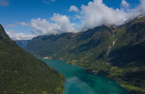 Άποψη της λίμνης Oldevatnet στη Νορβηγία από την κορυφή με drone. Ιούλιος 2019 — Φωτογραφία Αρχείου