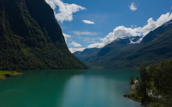 Вид на озеро Олдеватнет у Норвегії з вершини дроном. Липень 2019 — стокове фото