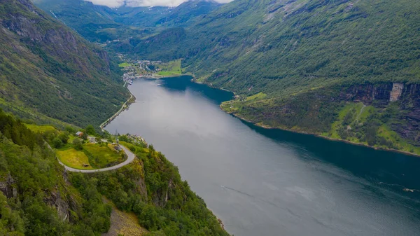 Uitzicht vanuit de lucht op de fjord en de stad Geiranger vanuit Trollstigen in Noorwegen — Stockfoto