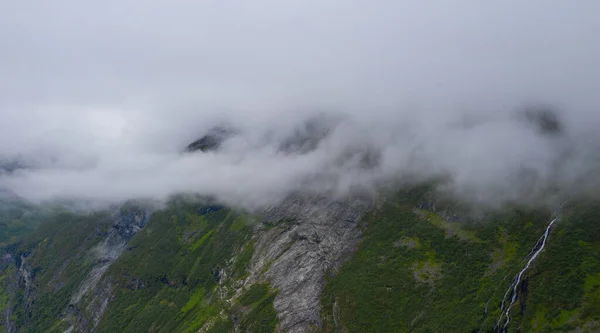 La partie supérieure de la célèbre route Trollstigen en Norvège, avec de beaux nuages en arrière-plan avec des montagnes étonnantes. Juillet 2019 — Photo