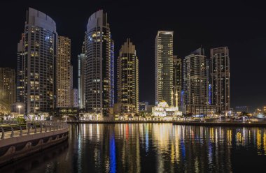 Geceleri Dubai Marina manzarası, Uae