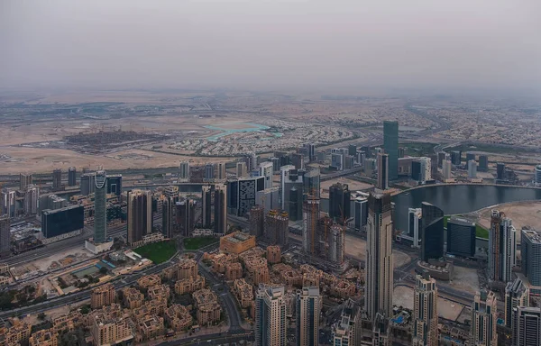 Фото хмарочосу Дубай з прекрасним містом під час заходу сонця. — стокове фото