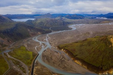 Eylül 2019 'da İzlanda' da. Büyük Vadi Parkı Landmannalaugar. Etrafı rhyolite dağları ve erimemiş karlarla çevrili. Vadide büyük bir kamp inşa edildi. Dünya turları konsepti.