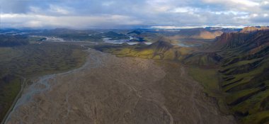Eylül 2019 'da İzlanda' da. Büyük Vadi Parkı Landmannalaugar. Etrafı rhyolite dağları ve erimemiş karlarla çevrili. Vadide büyük bir kamp inşa edildi. Dünya turları konsepti.