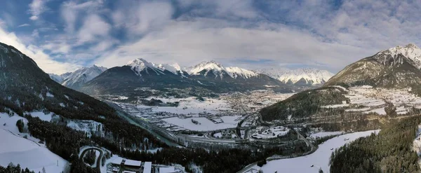 青空と晴れた日に牧歌的な冬の不思議の国の山のアルプスのパノラマの空中ビュー。オーストリアのイムスト. — ストック写真
