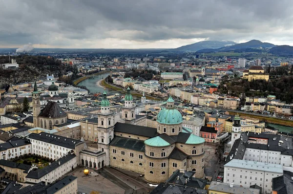 Hermosa vista del horizonte de Salzburgo con Festung Hohensalzburg y el río Salzach en enero, Salzburgo, Salzburger Land, Austria — Foto de Stock