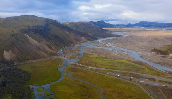 Ισλανδία τον Σεπτέμβριο του 2019. Great Valley Park Landmannalaugar, που περιβάλλεται από βουνά από ριολίτη και λιωμένο χιόνι. Στην κοιλάδα χτίστηκε μεγάλο στρατόπεδο. Η έννοια της παγκόσμιας περιηγήσεις. — Φωτογραφία Αρχείου