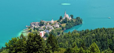 Carinthia, Avusturya 'daki Maria Worthersee Gölü kıyısındaki köy.